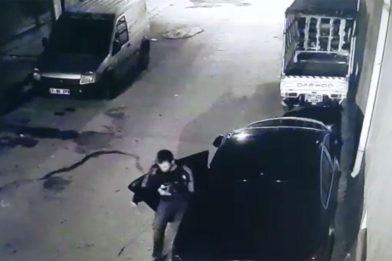 Otomobilden yapılan hırsızlık anı güvenlik kamerasında Otomobilden yapılan hırsızlık anı güvenlik kamerasında